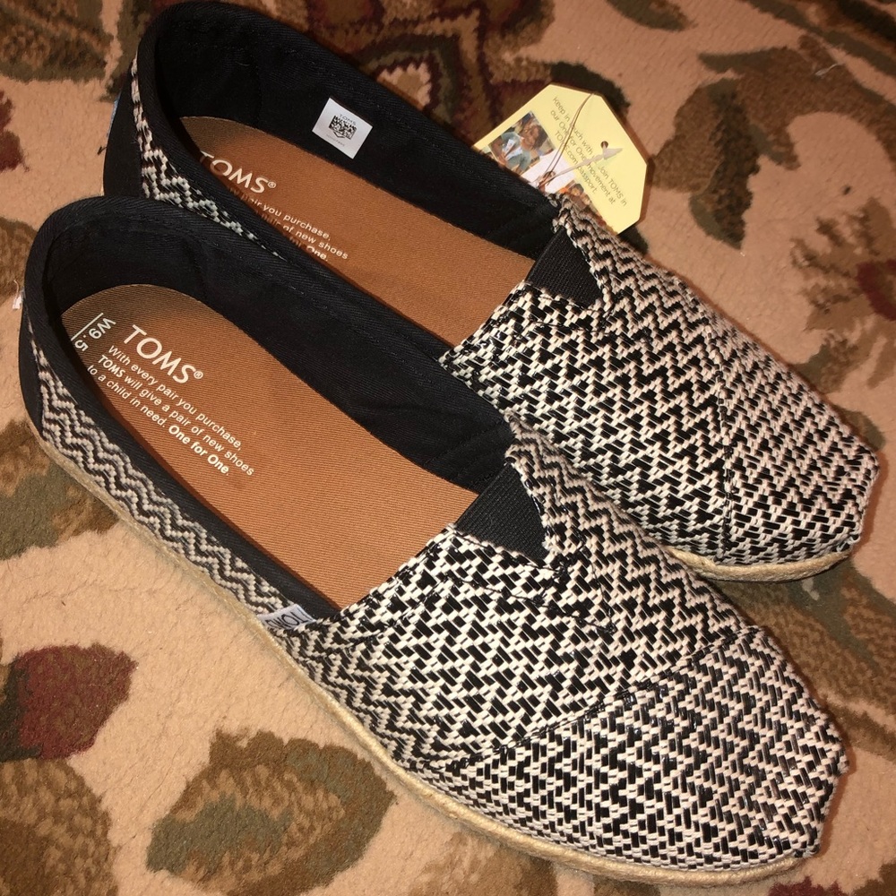 BRAND NEW Toms